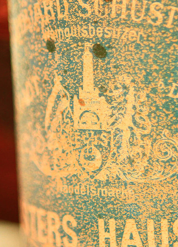 Detail einer historischen Weinflasche im Weingut am Nil