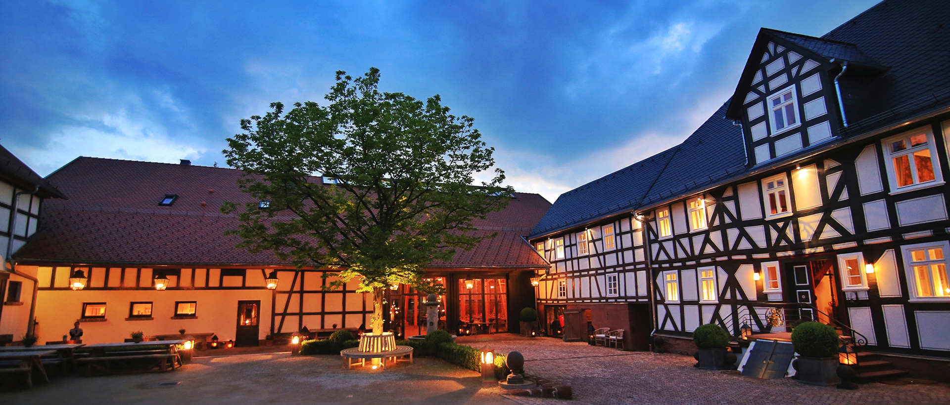 Das Hofgut Dagobertshausen in der Abenddämmerung Das Hofgut Dagobertshausen in der Abenddämmerung