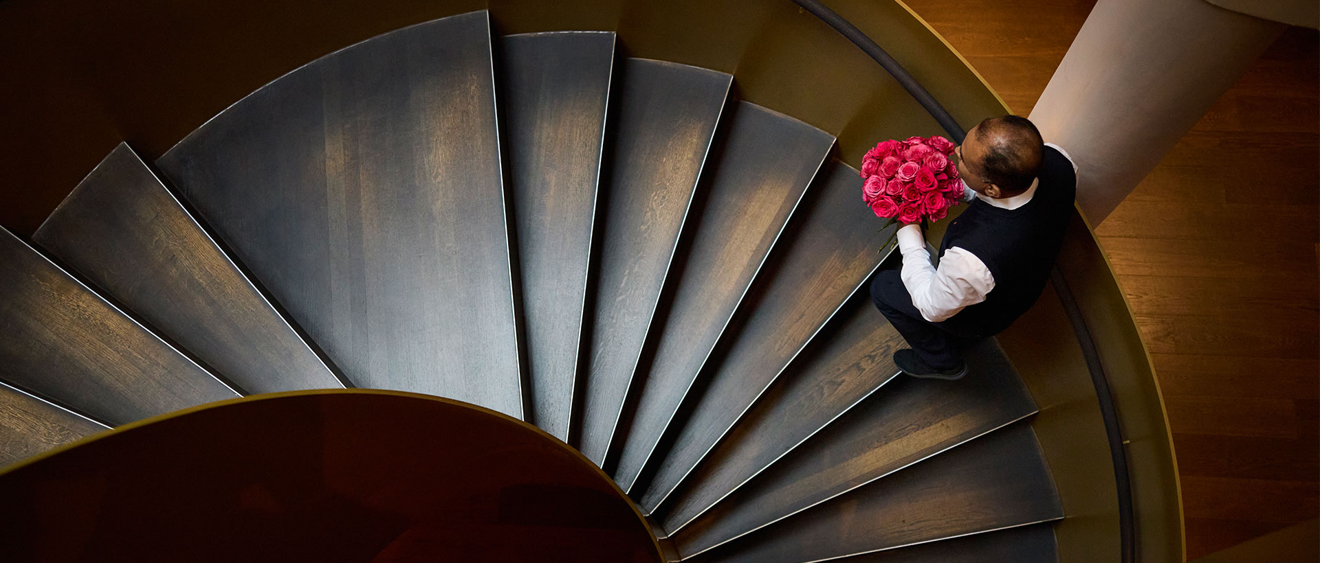 Valentinstag im Hotel Rosenpark Page auf der Hoteltreppe mit Rosen