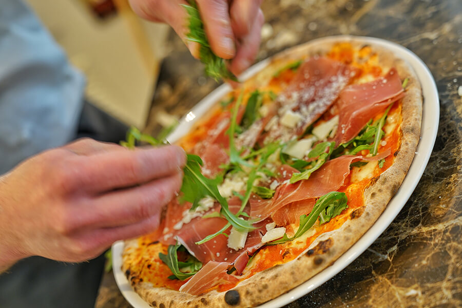 Frische Steinofenpizza im neu eröffneten Rosenpark Restaurant