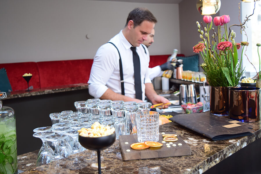 Barchef Stefan Hartmann in der neu eröffneten Rosenpark Bar