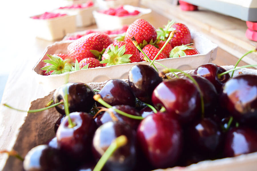 Erdbeeren, Himbeeren und Kirschen an den Verkaufsbuden des Hofgut Dagobertshausen