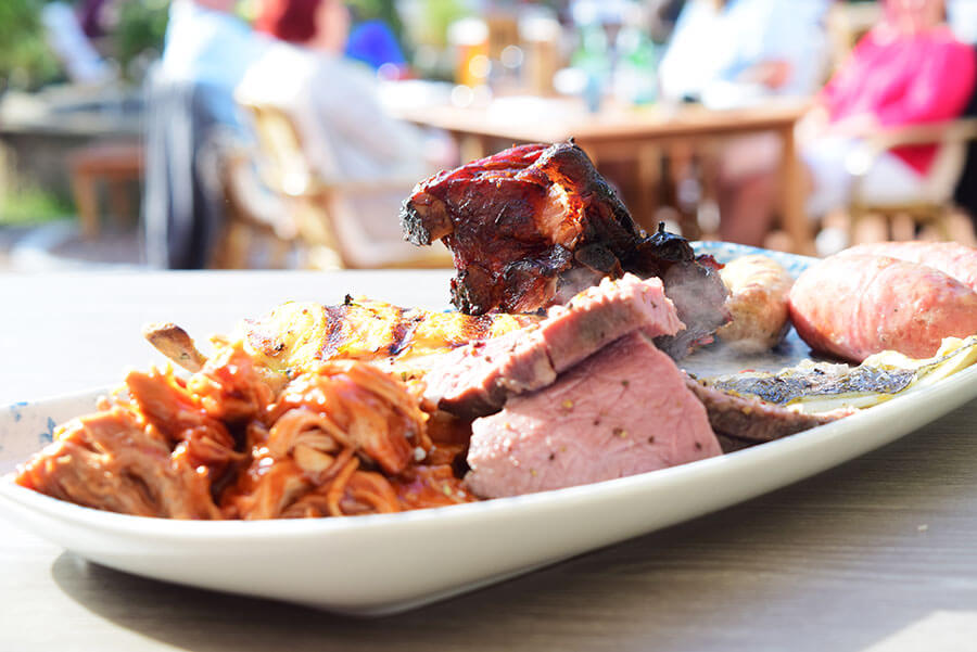 Grillspezialitäten beim BBQ-Tischbüffet im Rosenpark Restaurant