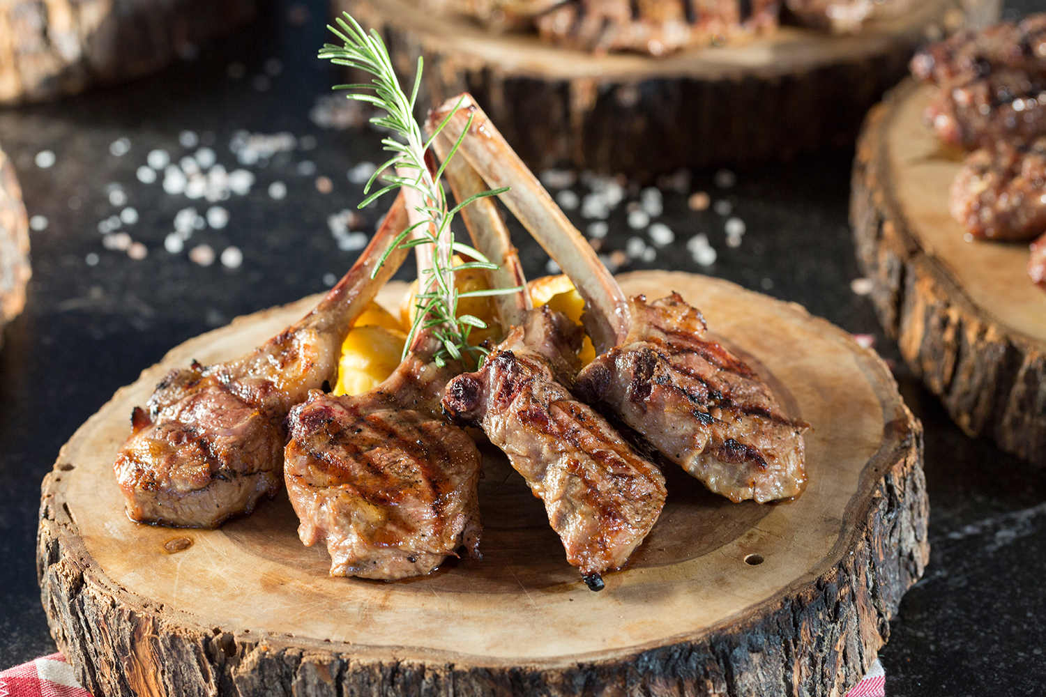 Lammkarree mit Kräuterkruste - Oster-Rezeptidee aus dem Bückingsgarten