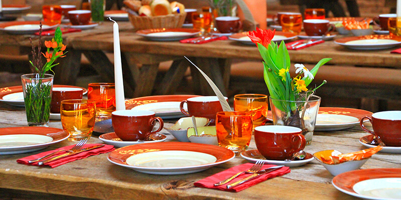 Eingedeckte Tische für den Brunch auf dem Hofgut Dagobertshausen Eingedeckte Tische für den Brunch auf dem Hofgut Dagobertshausen