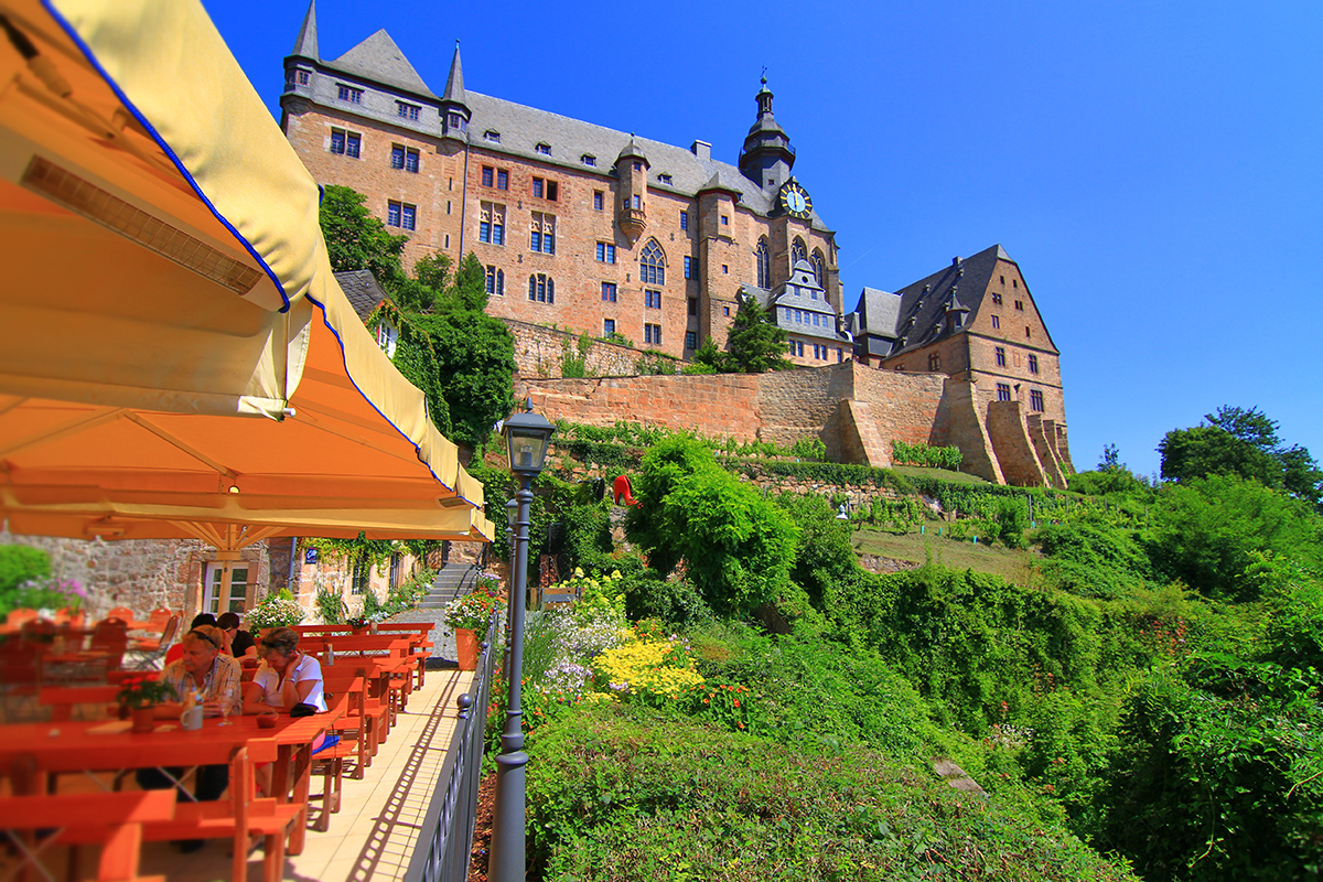 VILA VITA Marburg, Restaurant Bückingsgarten mit Blick auf das Landgrafenschloss