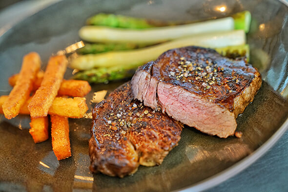 Saftiges Steak mit Spargel im Restaurant Waldschlösschen